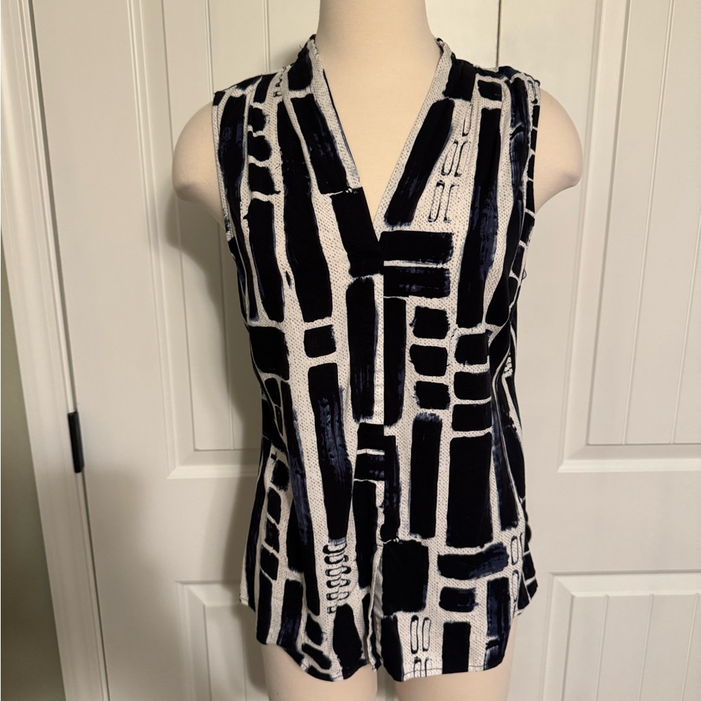 NIC+ZOE Black and White Sleeveless V-Neck Abstract Print Top